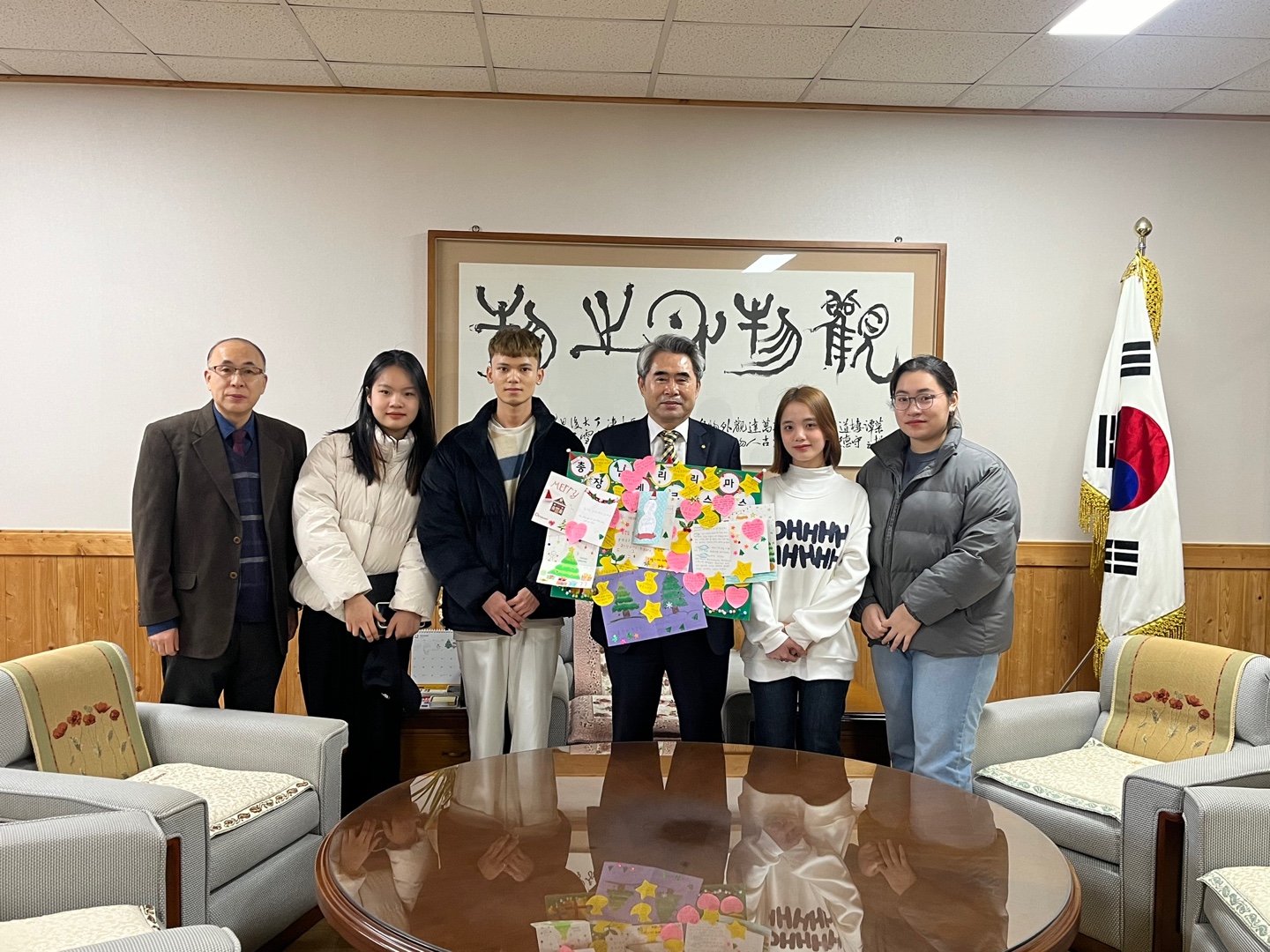 유원대 어학원생들의 ‘총장님! 해피 크리스마스’